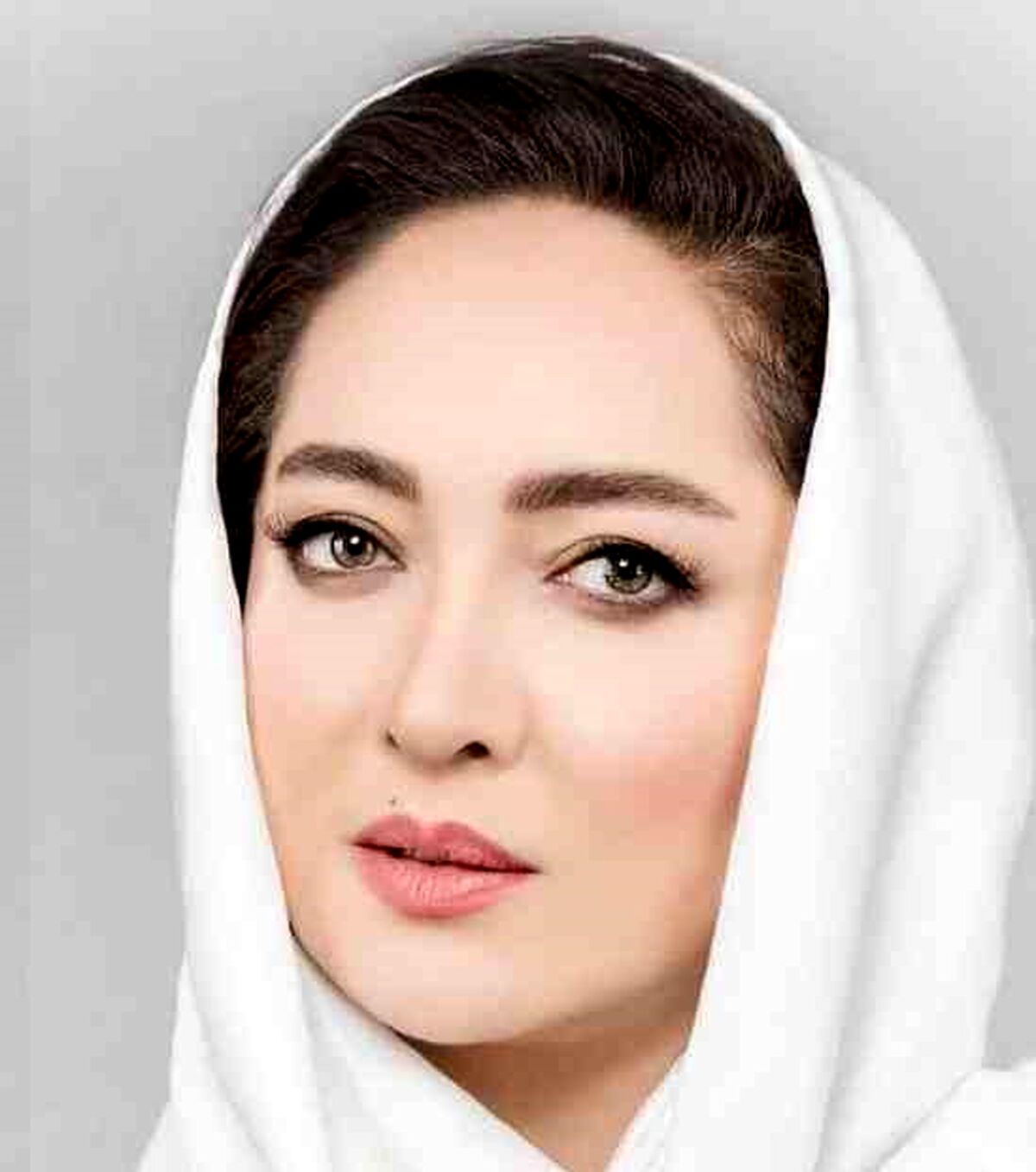 ببینید بوسه خیابانی نیکی کریمی در وضعیت خجالت آور! | نیکی کریمی هم با سر و وضع نامتعارف از دست رفت!