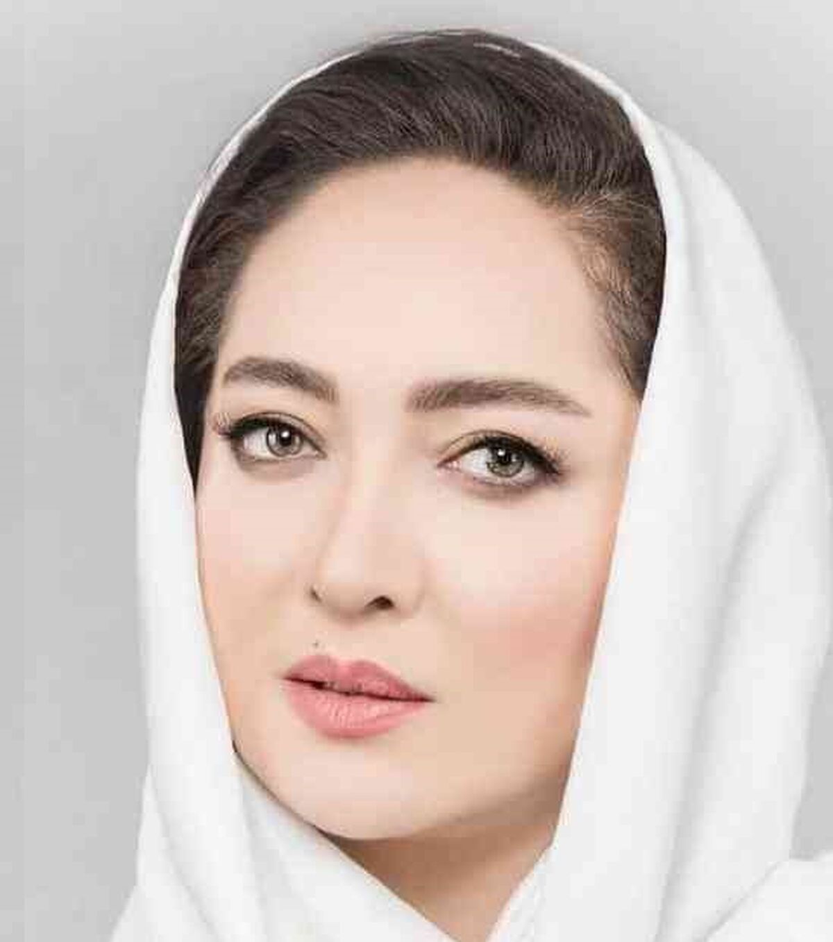 ببینید بوسه خیابانی نیکی کریمی در وضعیت خجالت آور! | نیکی کریمی هم با سر و وضع نامتعارف از دست رفت!