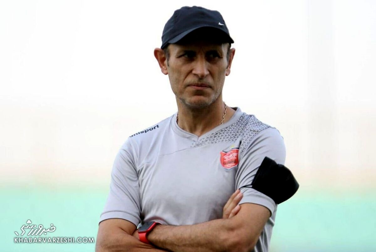 یحیی گل محمدی مهاجم پرسپولیس را تعویض کرد