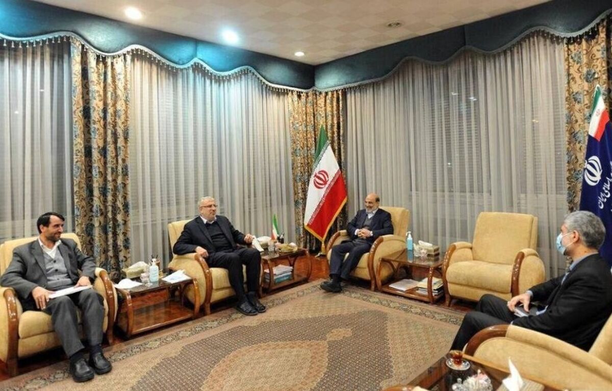 آقای وزیر باکت و شلوار و دمپایی!