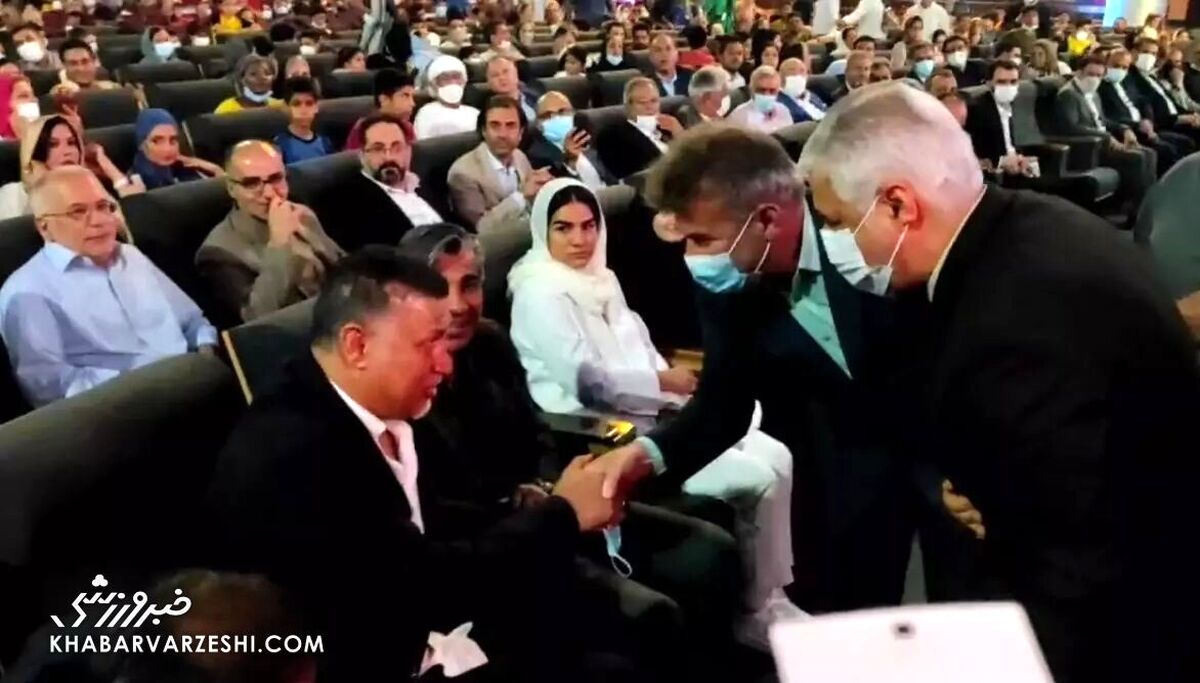 بی محلی علی دایی به وزیر ورزش | لب‌خوانیِ علی دایی پاسخ را مشخص کرد!