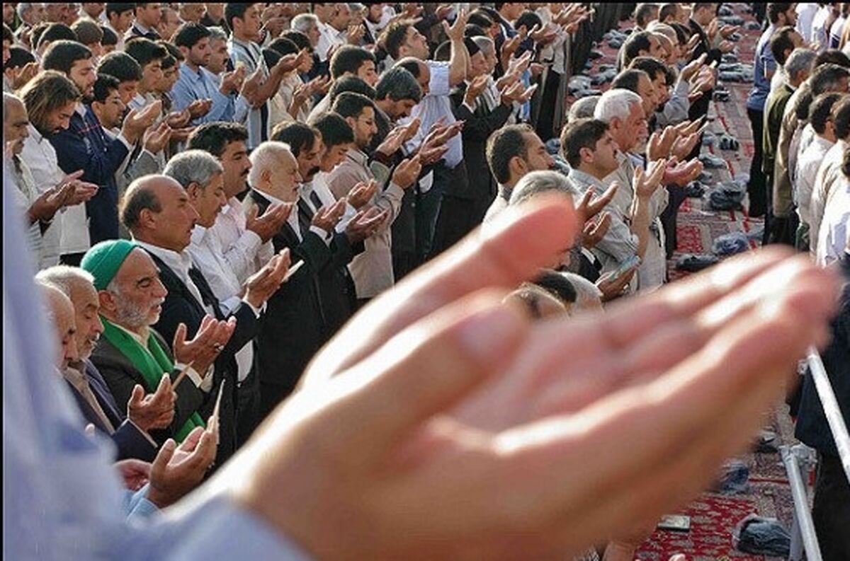 نماز عید سعید فطر با رعایت تمامی پروتکل‌های بهداشتی در حرم امام رضا(ع) برگزار شد.