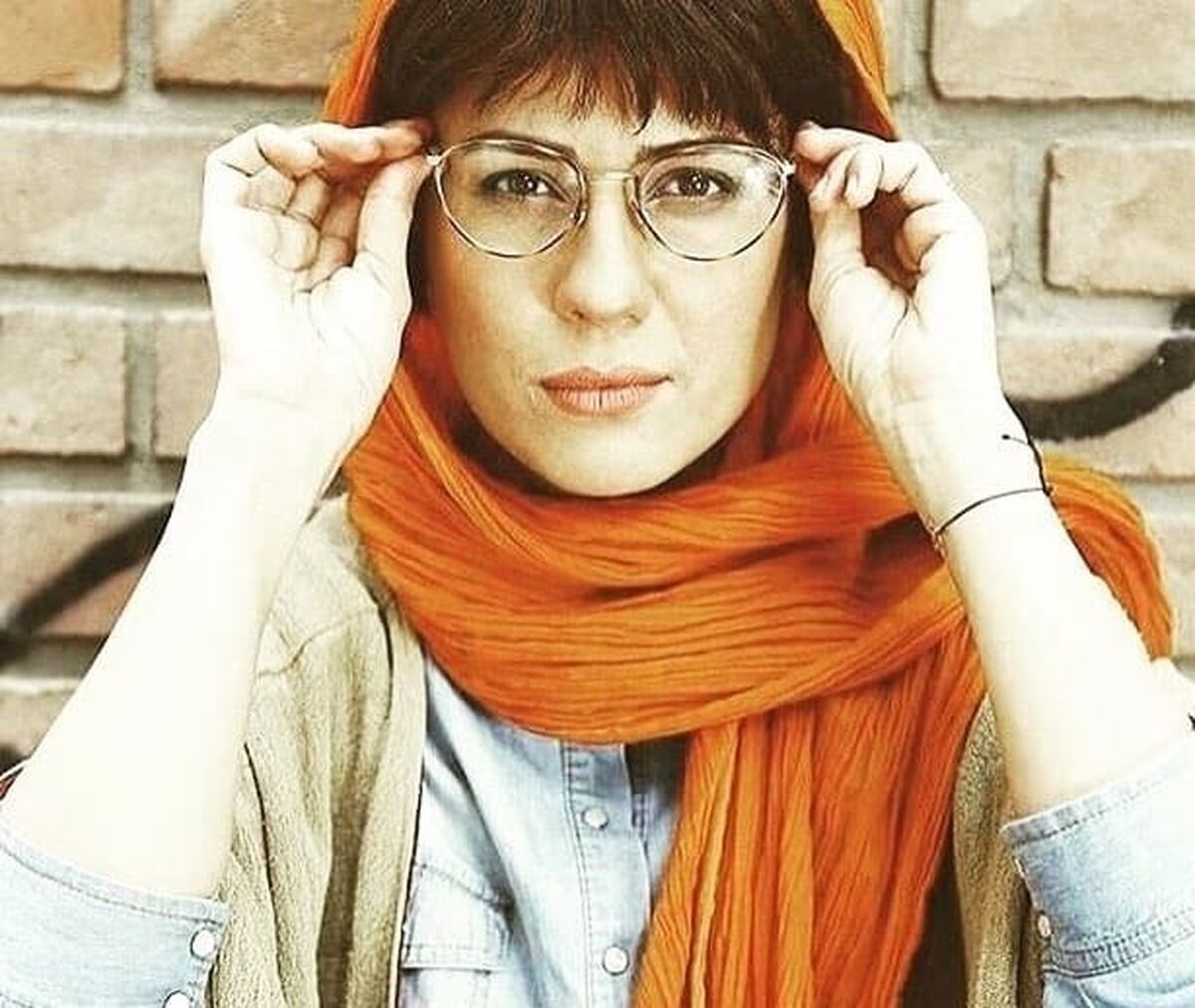 تیپ جدید سارا بهرامی با مانتو راه راهی عجیب و غریب| ژست های دور از عرف سارا بهرامی در اکران مردمی علفزار
