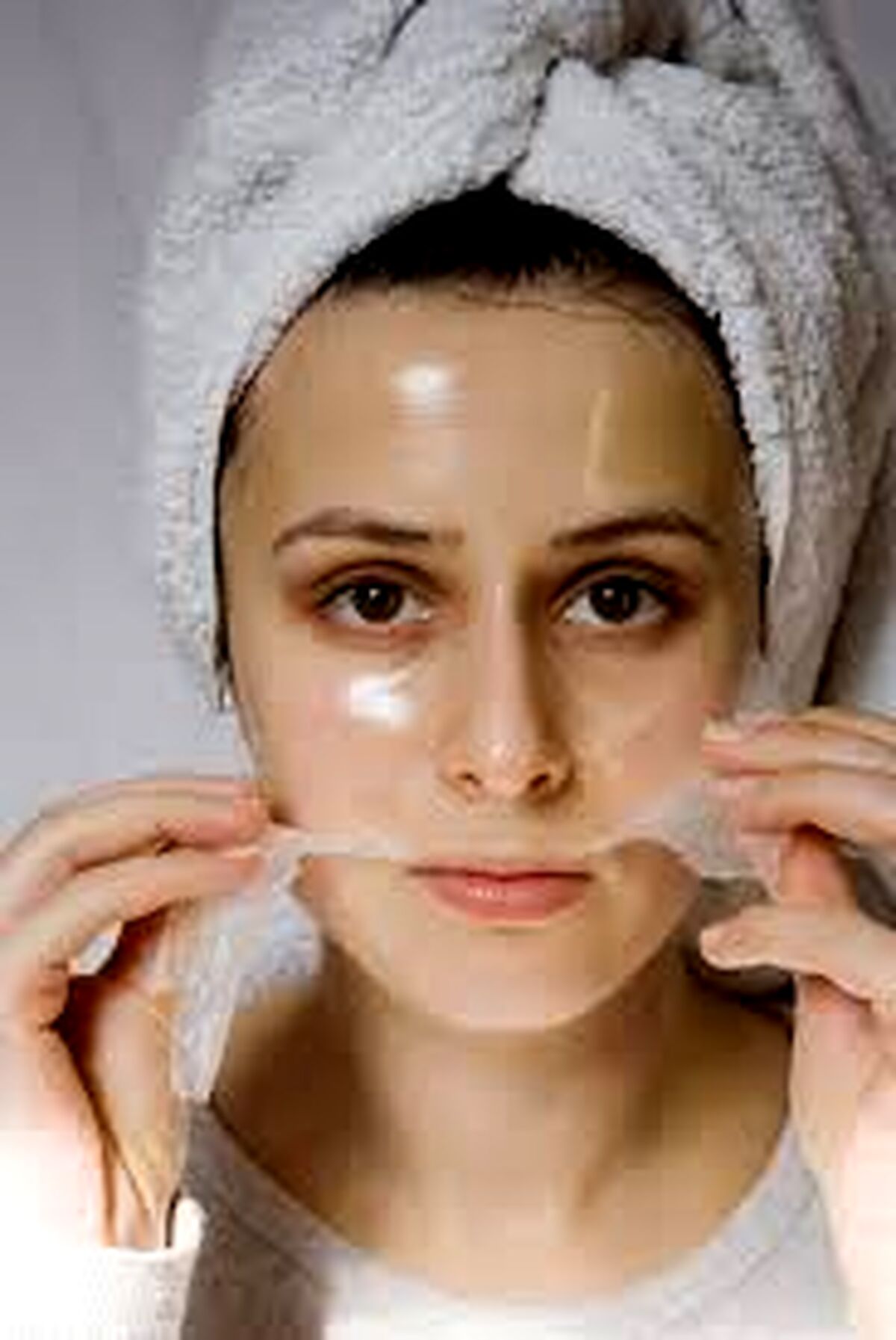 با یک ماسک صورت ساده  پوست خود را مرطوب کنید