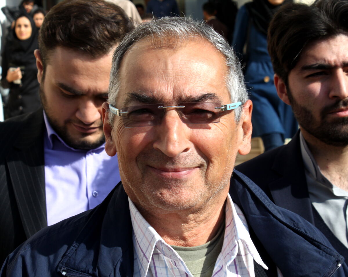 پاسخ زیباکلام به انتقادات از اظهارنظر کردنش درباره همه موضوعات