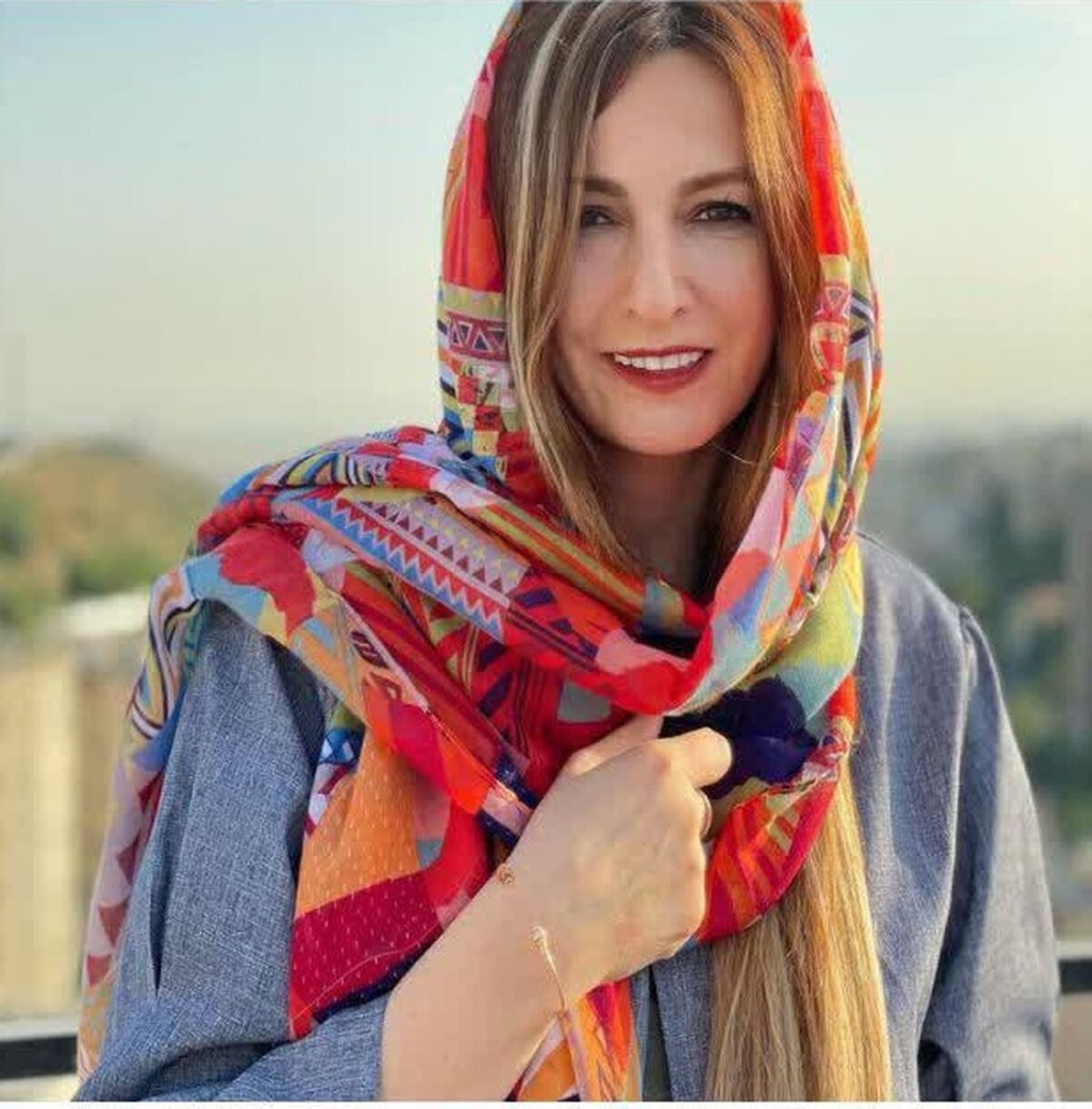 حاشیه سازی پوشش جدید شقایق دهقان در کافه با پسرش | شقایق دهقان در 43 سالگی ممنوع الکار می شود؟ 