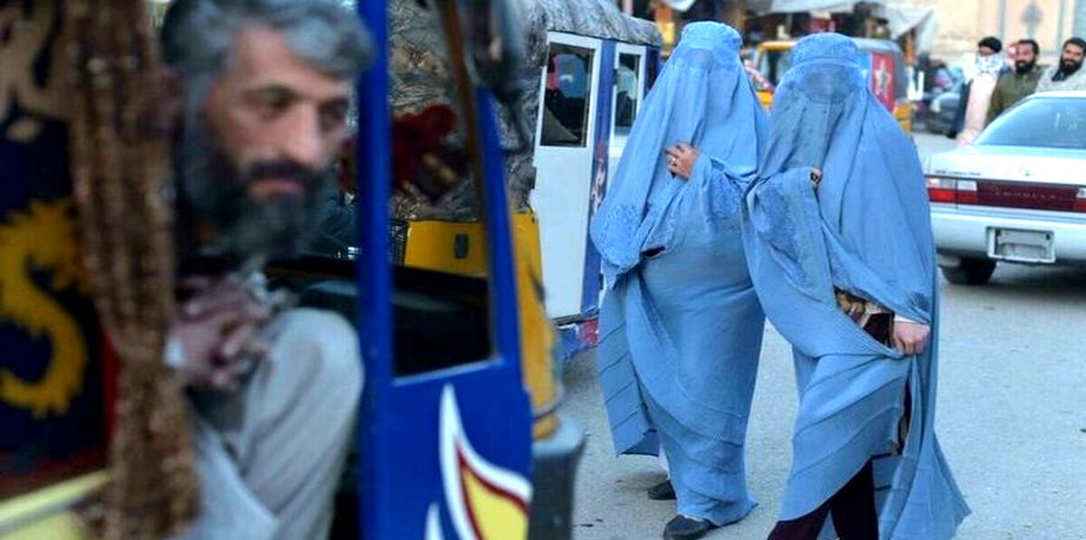 زنان شاغل افغان باید با پتو خود را بپوشانند