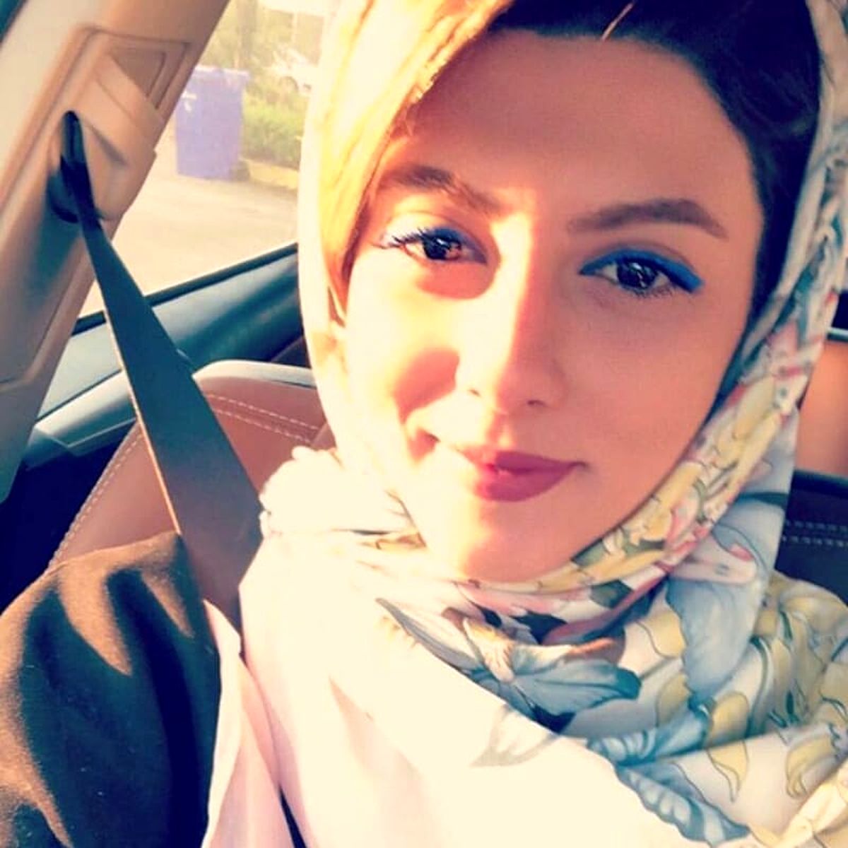 مهسا طهماسبی در یک کافه لاکچری