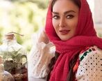 ساعت طلای الهام حمیدی با مانتوی قرمز جیغ 