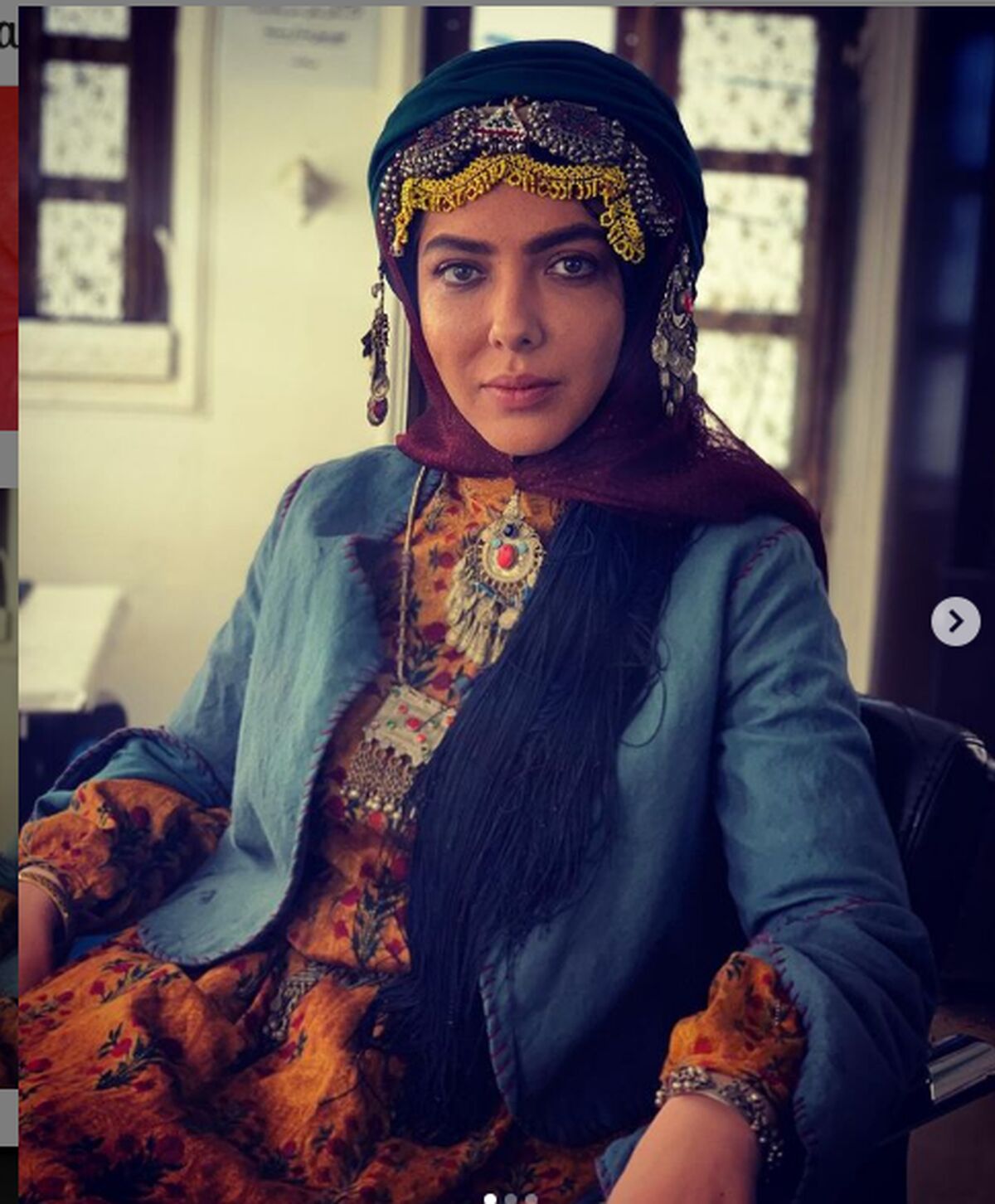 ست قرمز لیلا اوتادی با کیف زنانه خز  و عینک آفتابی میلیونی 