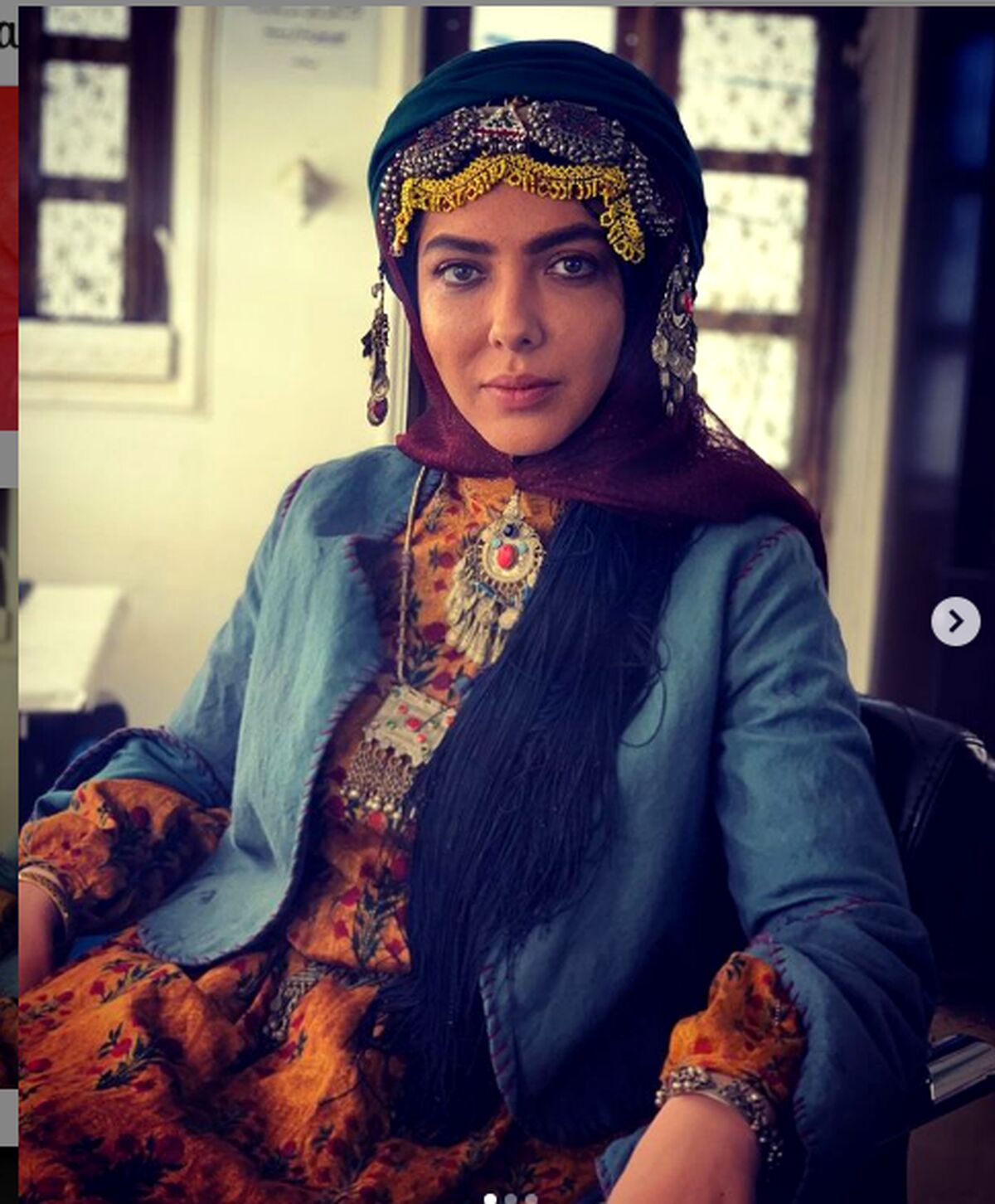 ست قرمز لیلا اوتادی با کیف زنانه خز  و عینک آفتابی میلیونی 
