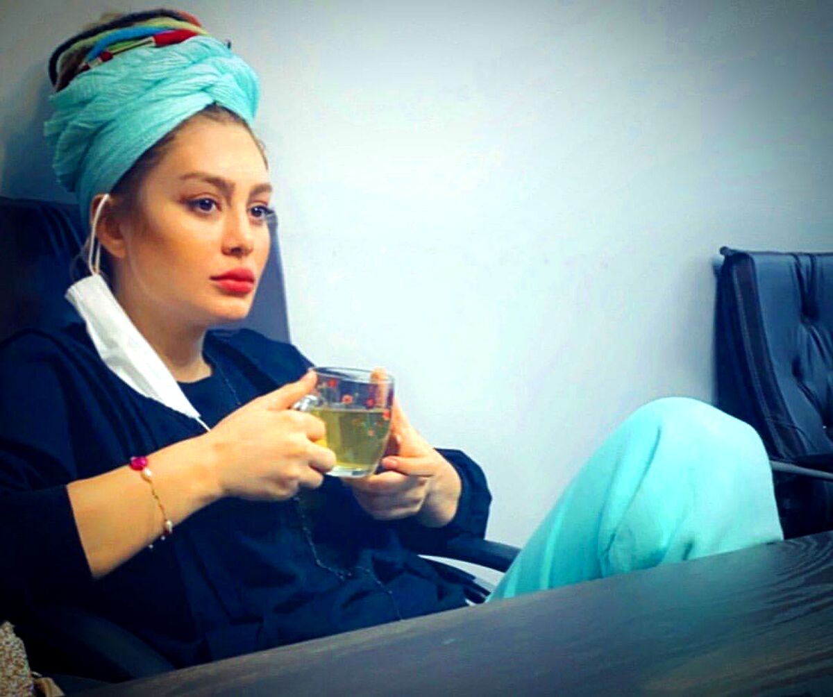 سحر قریشی با کتونی زرد