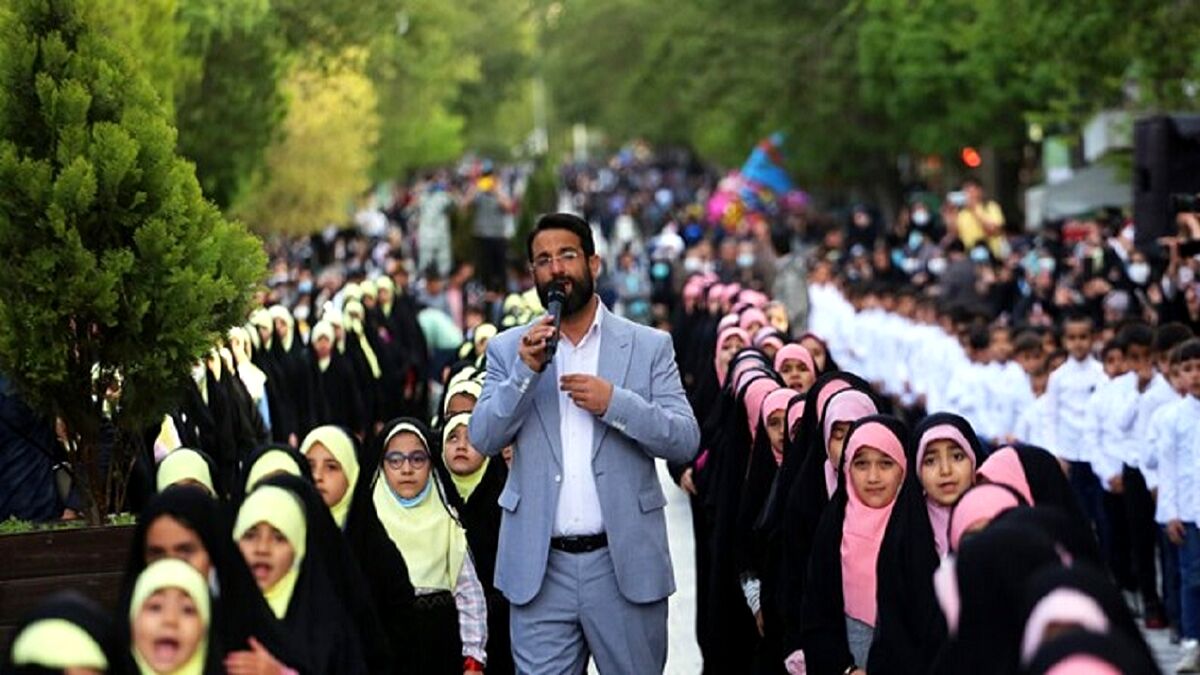 اجرای جنجالی سلام فرمانده توسط دختر دهه نودی کنار خانه خدا عربستان را بهم ریخت!