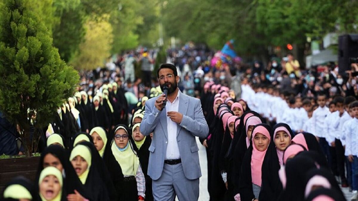 اجرای جنجالی سلام فرمانده توسط دختر دهه نودی کنار خانه خدا عربستان را بهم ریخت!