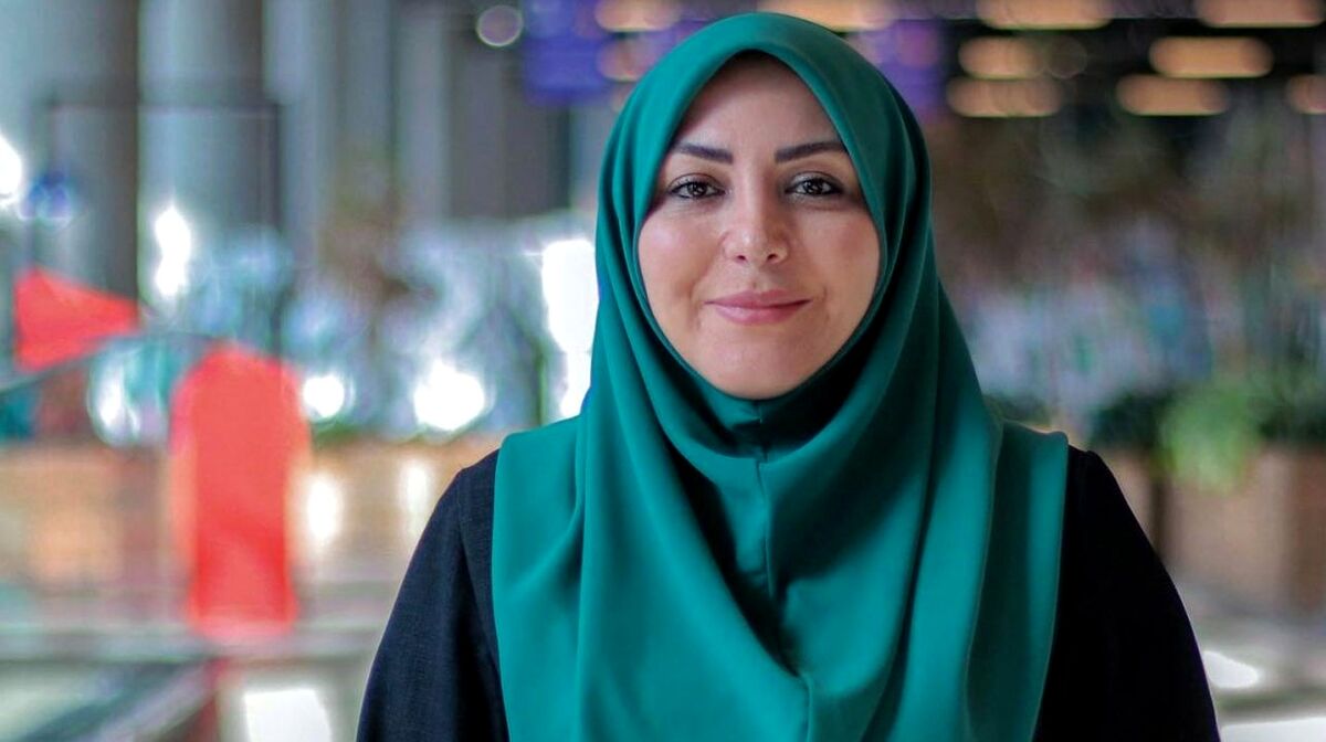 محبوب ترین زن عرصه خبر با شیکترین پوشش و چهره خودش | المیرا شریفی مقدم در 19 سالگی + عکس