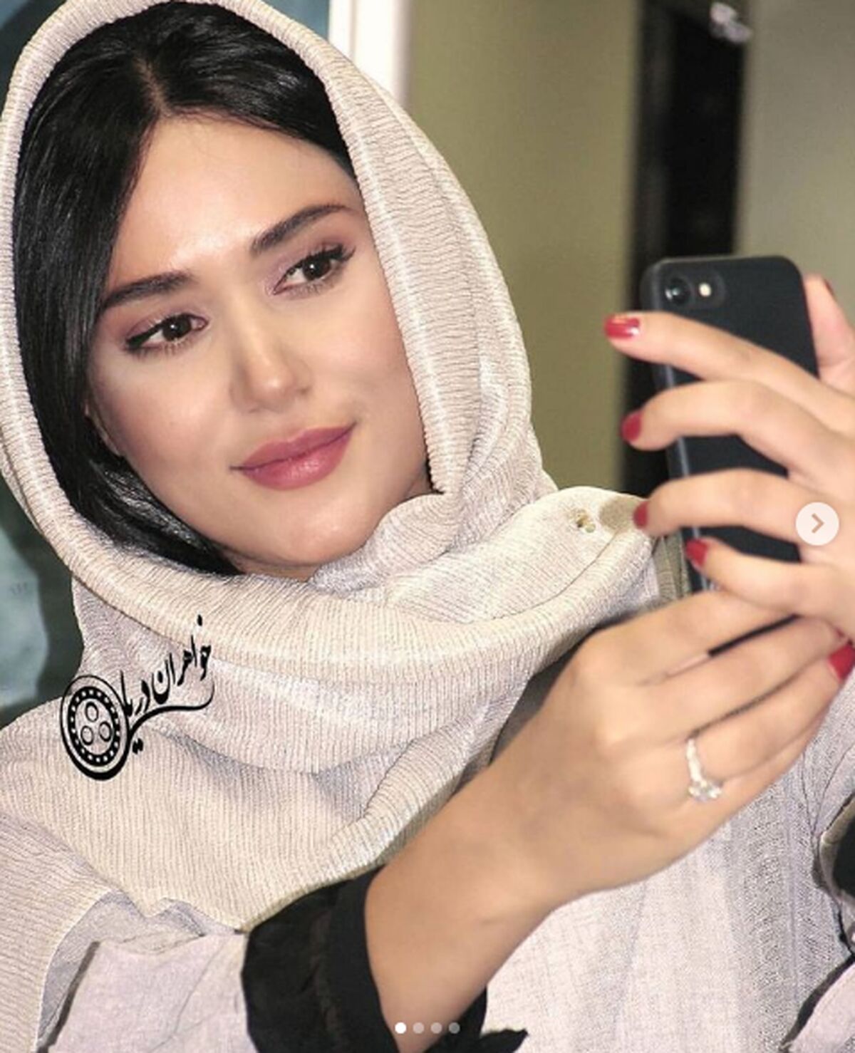  عکس پریناز ایزدیار با دو بازیگر