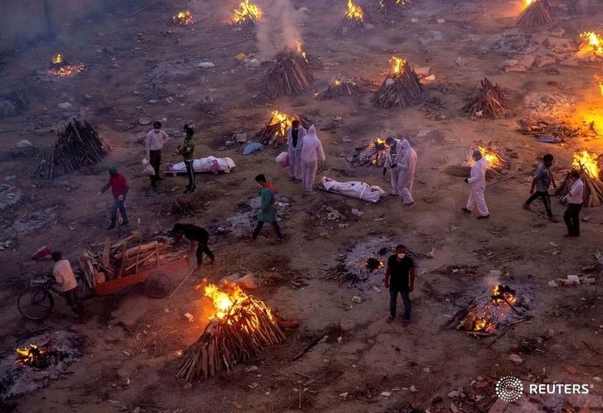 سوزاندن اجساد کرونایی در هند 