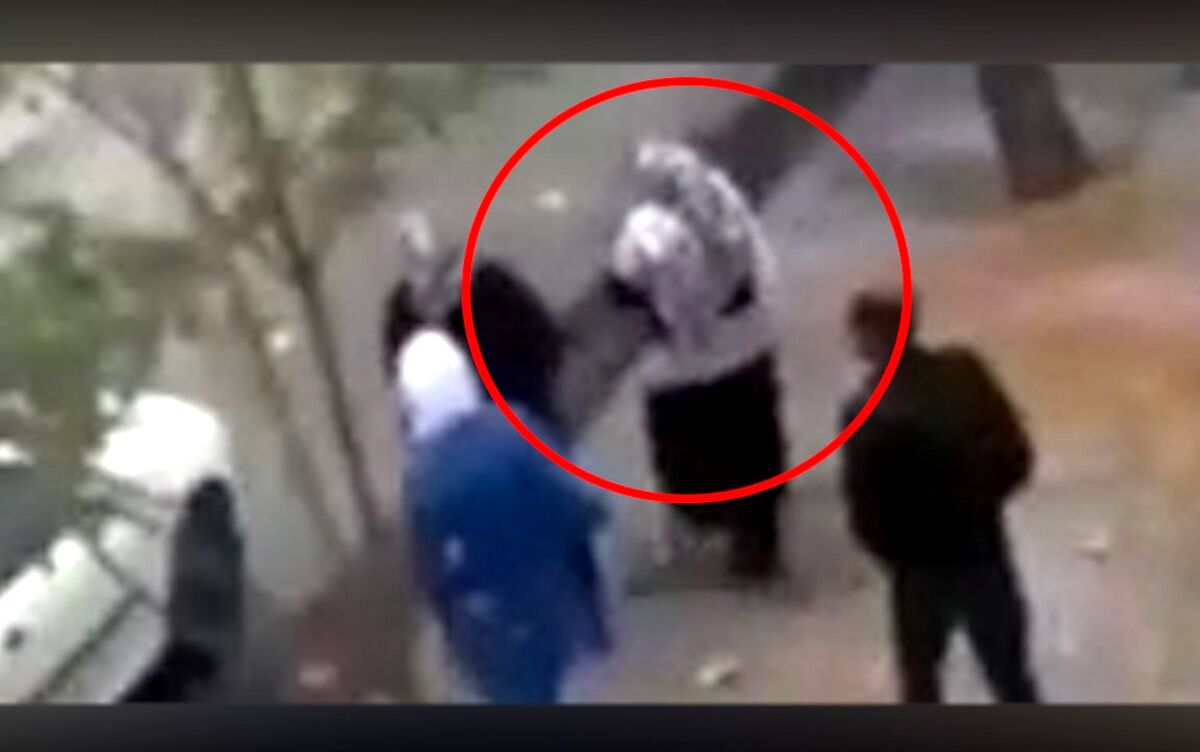 لحظه وحشتناک سقوط زن کرمانشاهی داخل گودال فرونشست زمین+ فیلم