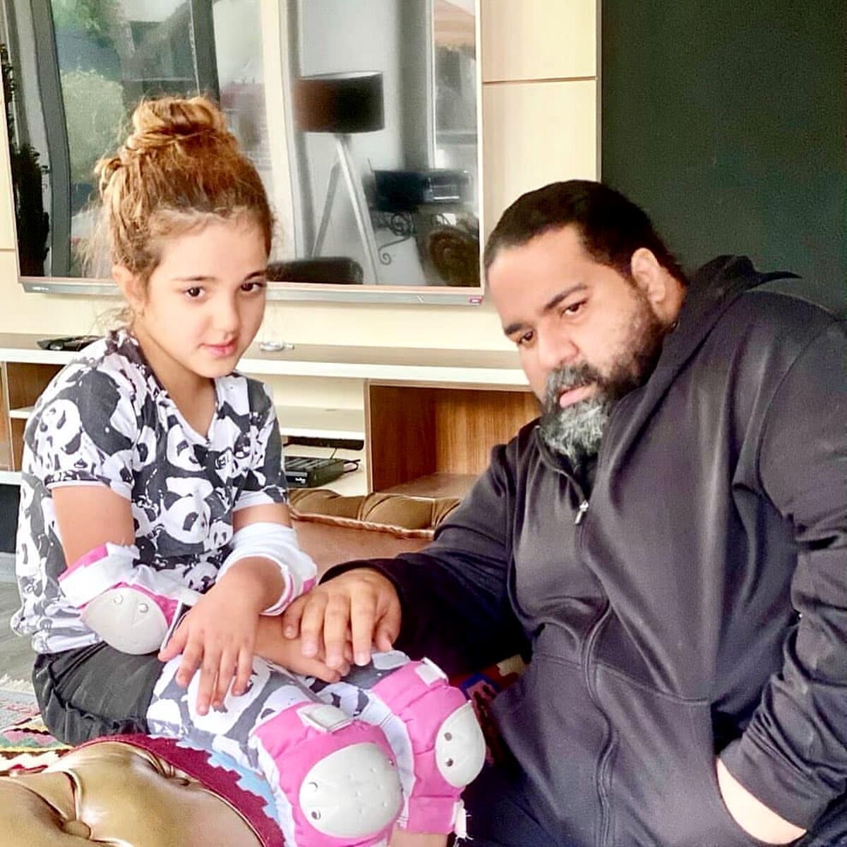 سلفی جدید در مسافرت تابستانه رضا صادقی در کنار تیارا و ویانا