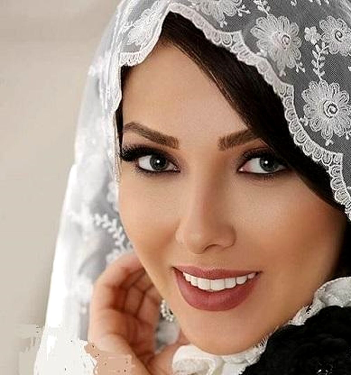 حجاب تحسین برانگیز لیلا اوتادی در ترکیه+ عکس های خوشگذرانی لیلا اوتادی