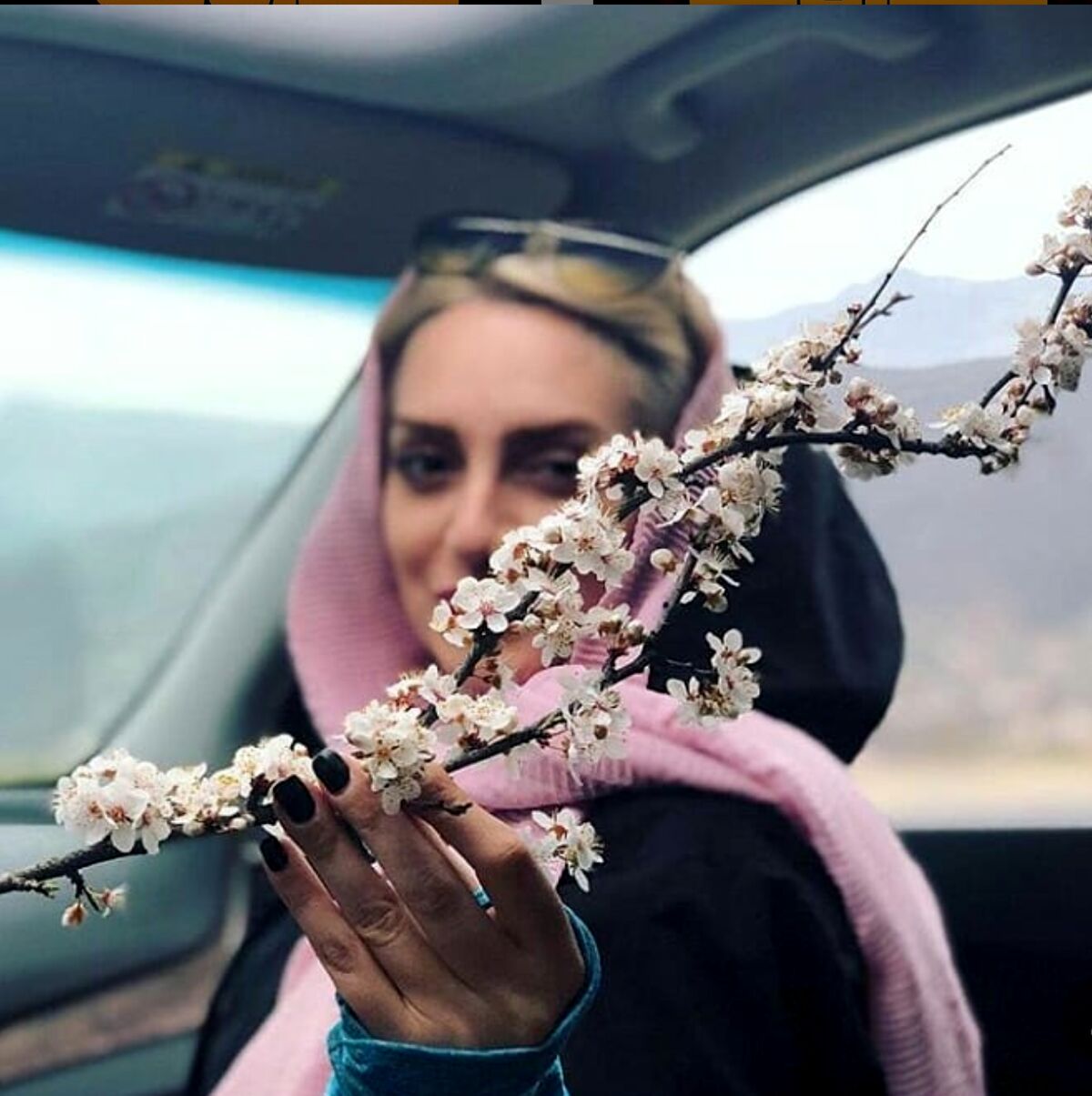 قیافه جدید نهال دشتی با مادر خیلی جوانش