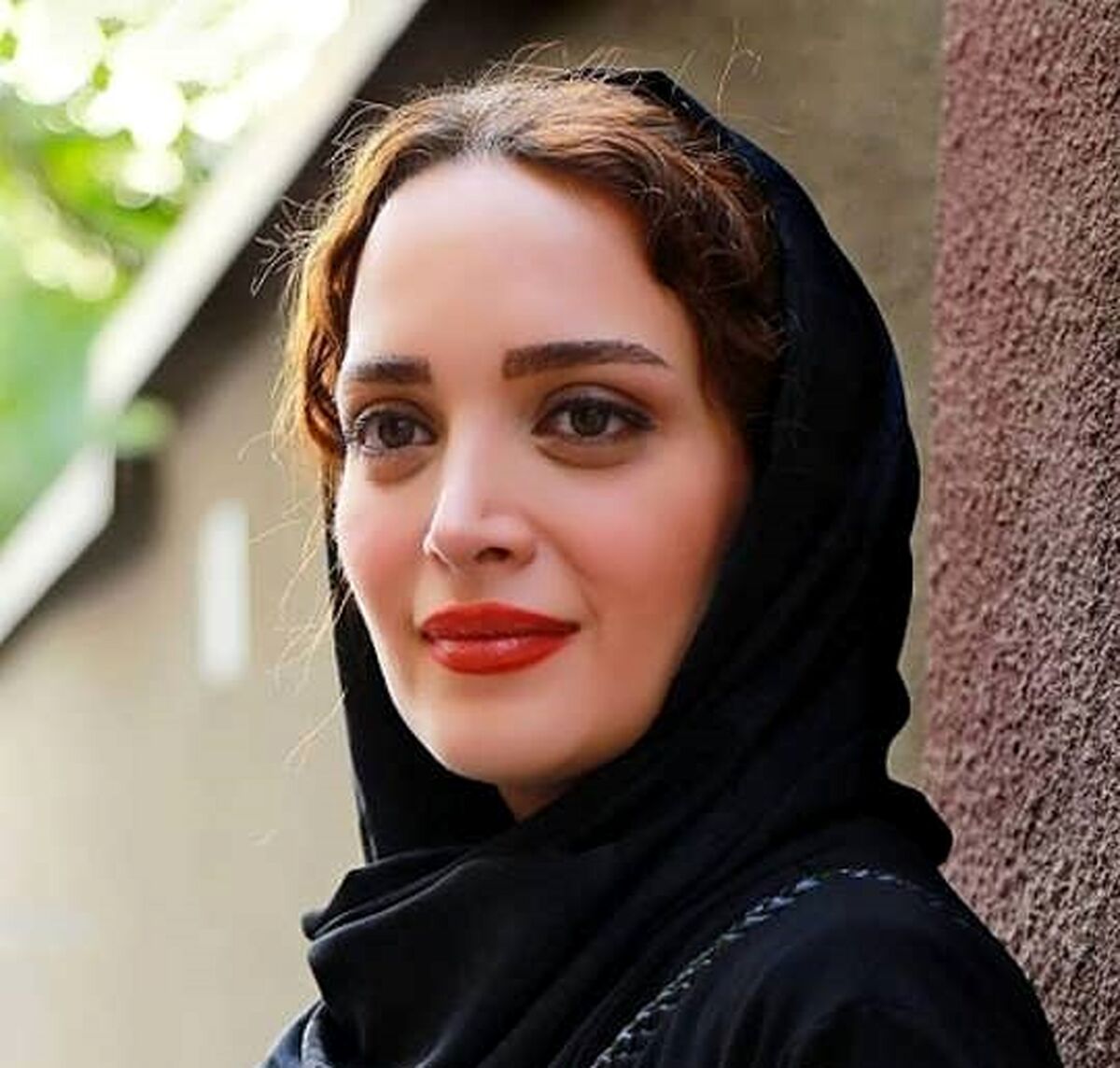 لباس های گشاد و ناجور بهنوش طباطبایی در اروپا! | بهنوش طباطبایی با این تیپ هیپی گشاد شبیه تینیجرا شد!