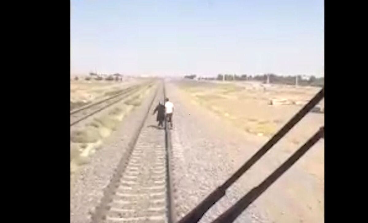 فیلم لحظه خودکشی و پرت شدن زن جوان مقابل قطار