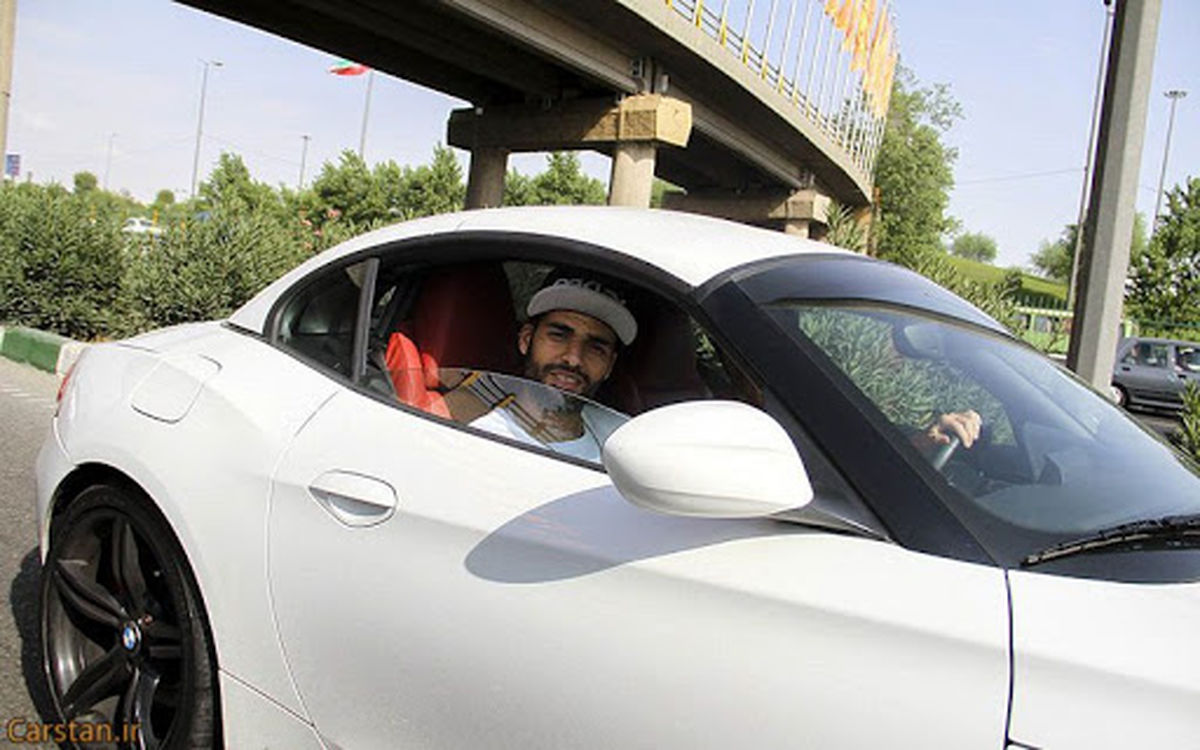استایل قرمزپوش مهدی طارمی در کنار هوادارش