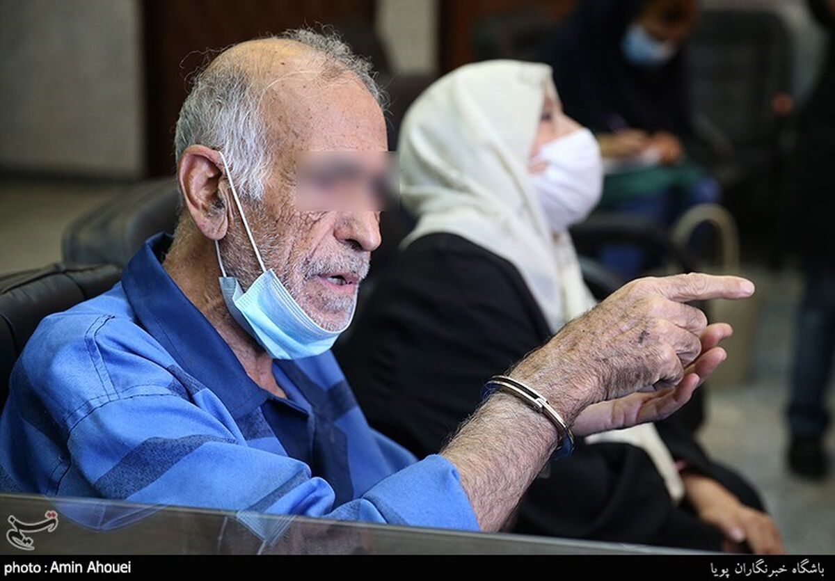 فیلم جدید از پدر بابک خرمدین در لحظه انتقال جسد/ موهایش را شانه می کند!