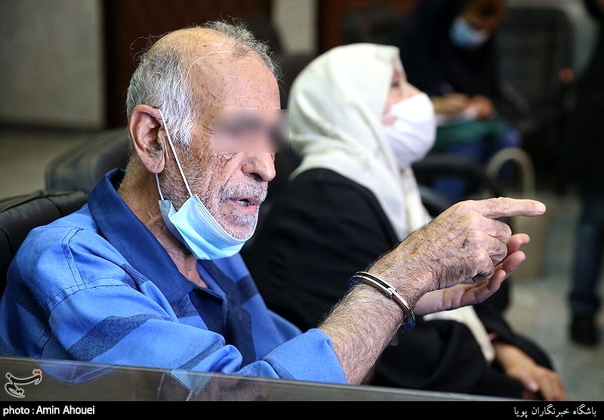 فیلم جدید از پدر بابک خرمدین در لحظه انتقال جسد/ موهایش را شانه می کند!