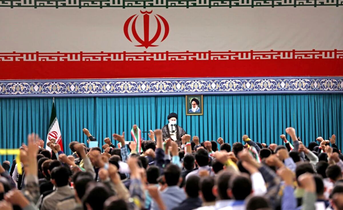 بازخوانی صحبت‌های رهبر انقلاب: برخی نوجوانان و جوانان در کف میدان بچه‌ های خودمان هستند |   اینجوری نیست که فقط دشمن خارجی باعث مشکلات باشد